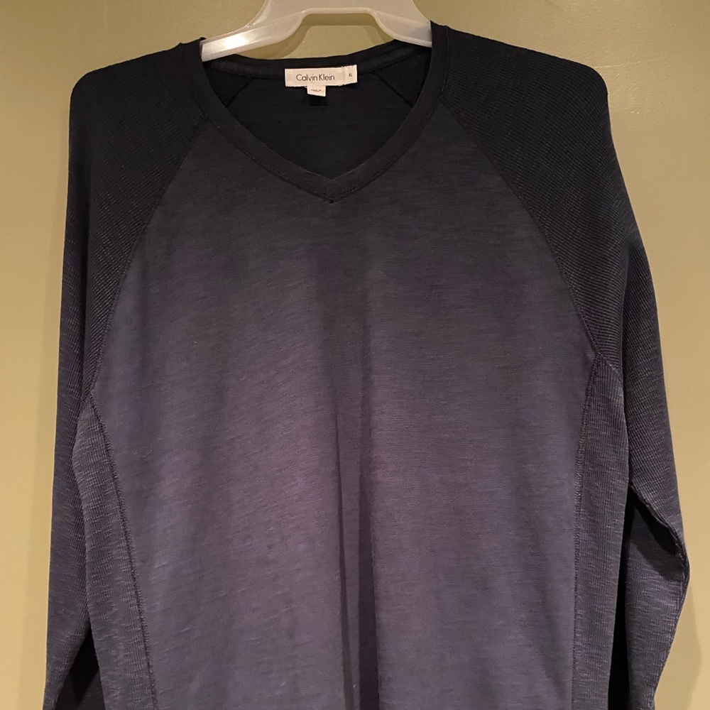 Calvin Klein mens long sleeve v neck dark blue tee shirt. XL